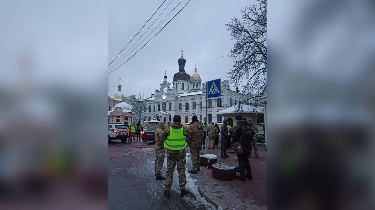 Киево-Печерскую Лавру оцепили сотрудники СБУ: что там происходит