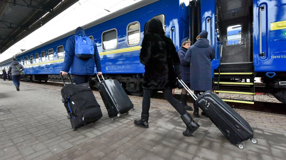 Из-за ракетных обстрелов поезда «Укрзалізниці» двигаются с задержками — список