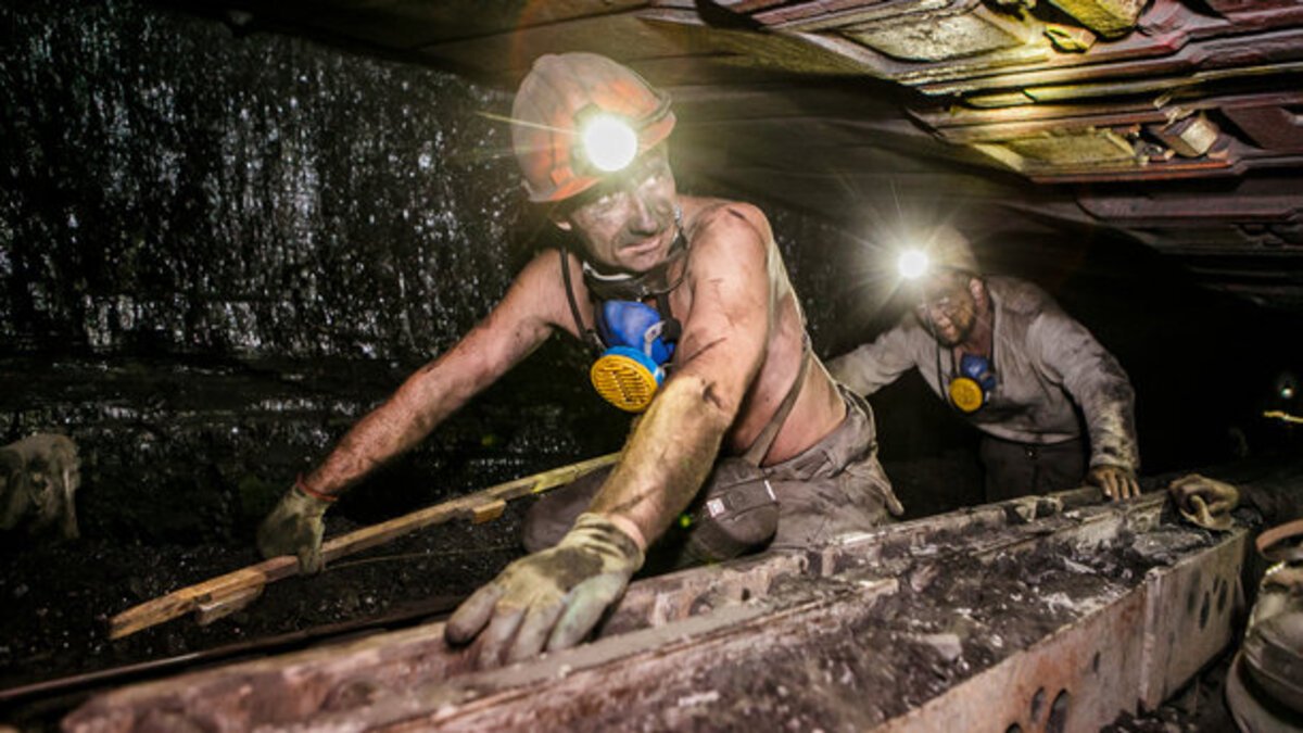 Три тысячи рабочих застряли в шахтах из-за ракетных обстрелов