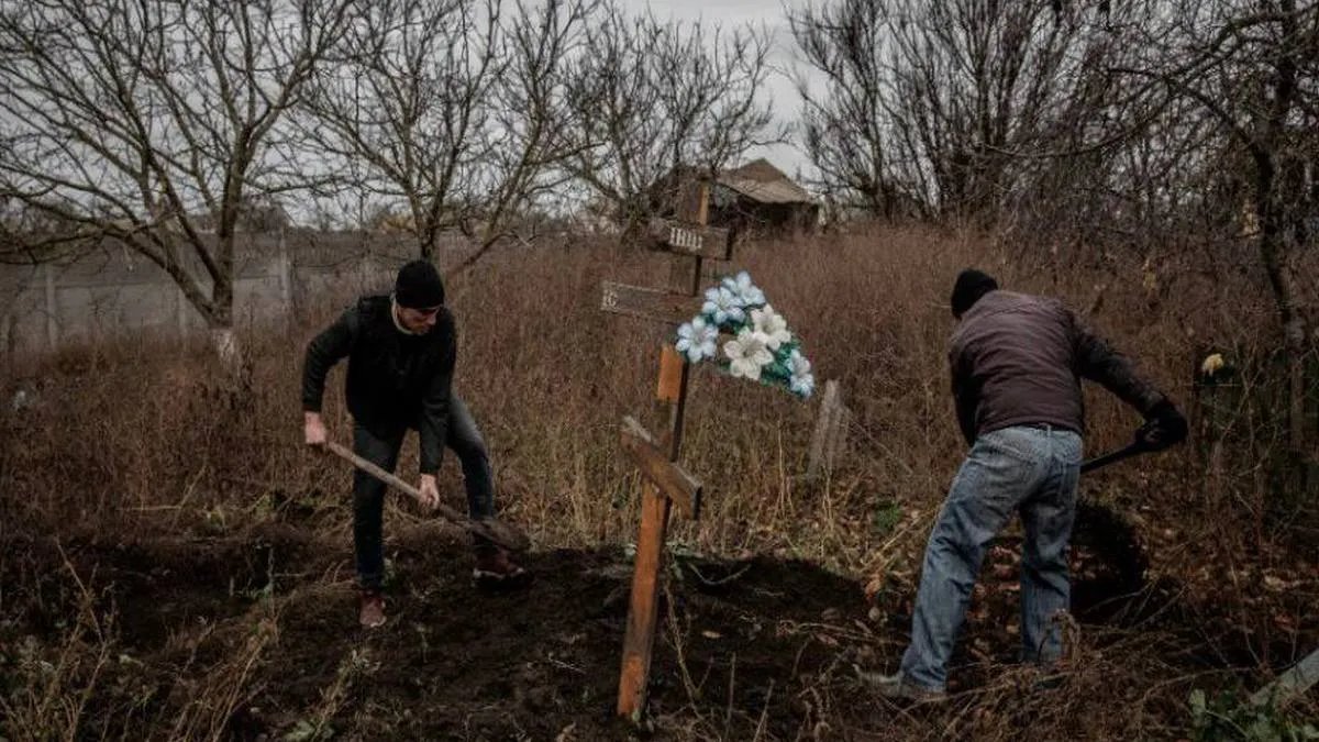Зверства россиян: под Херсоном нашли массовые захоронения убитых украинцев