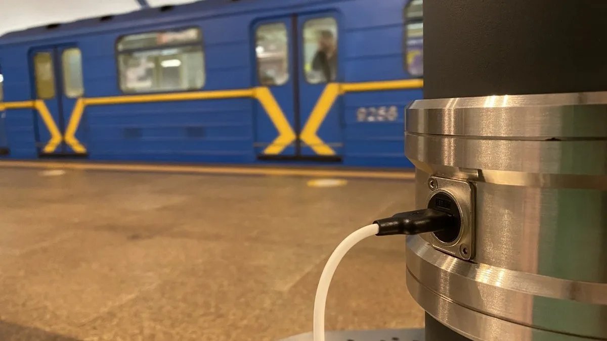 Где в Киеве можно подзарядить телефон — список станций с USB-зарядками