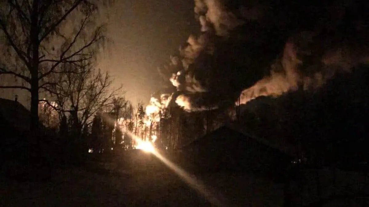 Снова украинский беспилотник? В россии взрыв и масштабный пожар в Брянской области