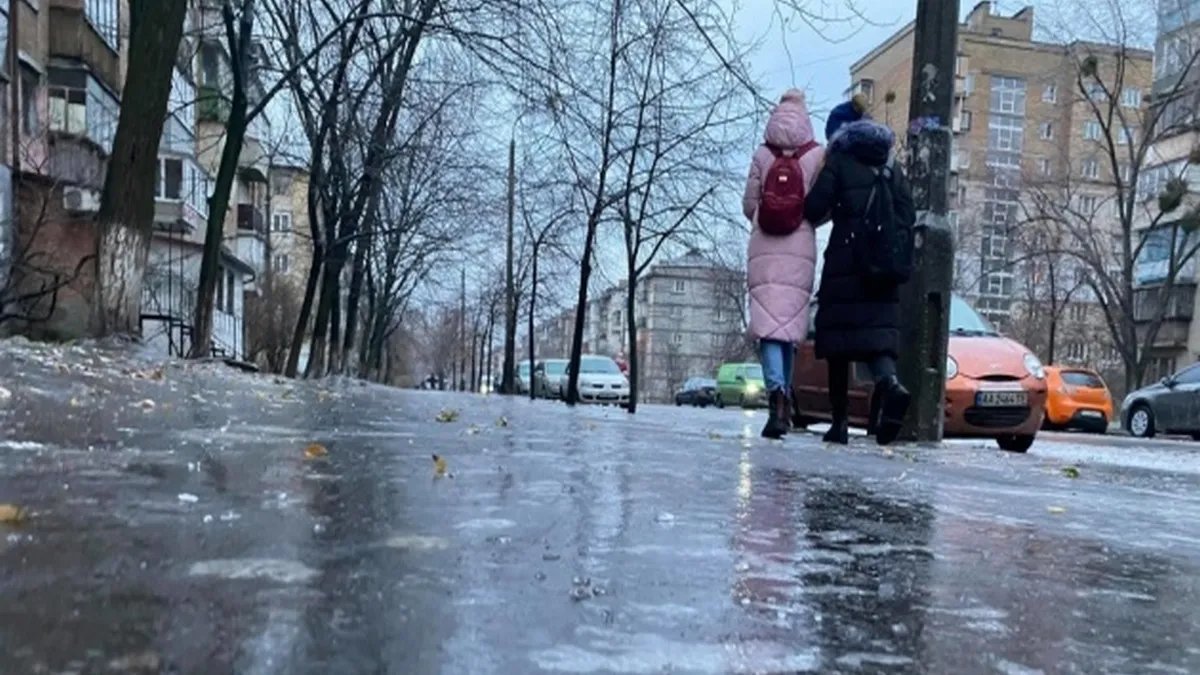 Синоптики попередили про ожеледицю: прогноз погоди в Україні 8 грудня