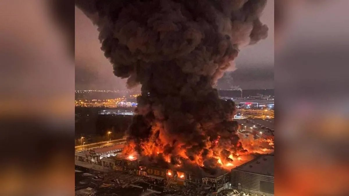 Під Москвою спалахнула масштабна пожежа в ТЦ, лунають вибухи: що відомо