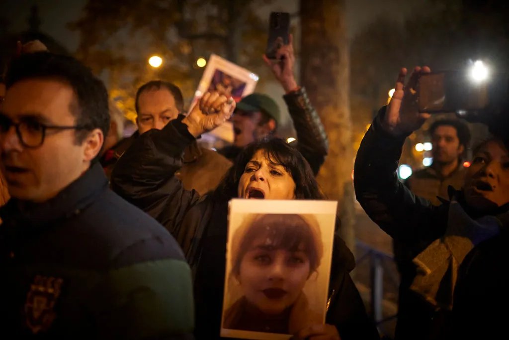 Стріляють в обличчя, груди та геніталії – так в Ірані придушують протести
