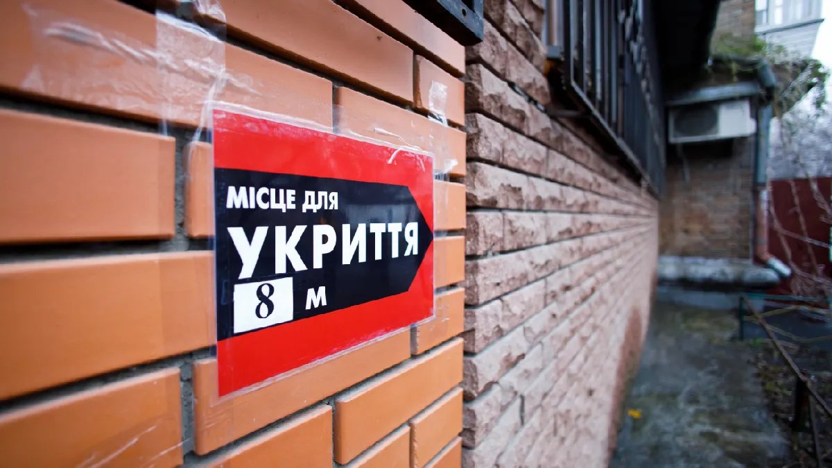 Укриття, рюкзаки та FM-радіо: як деякі мешканці Києва готуються до ядерної війни