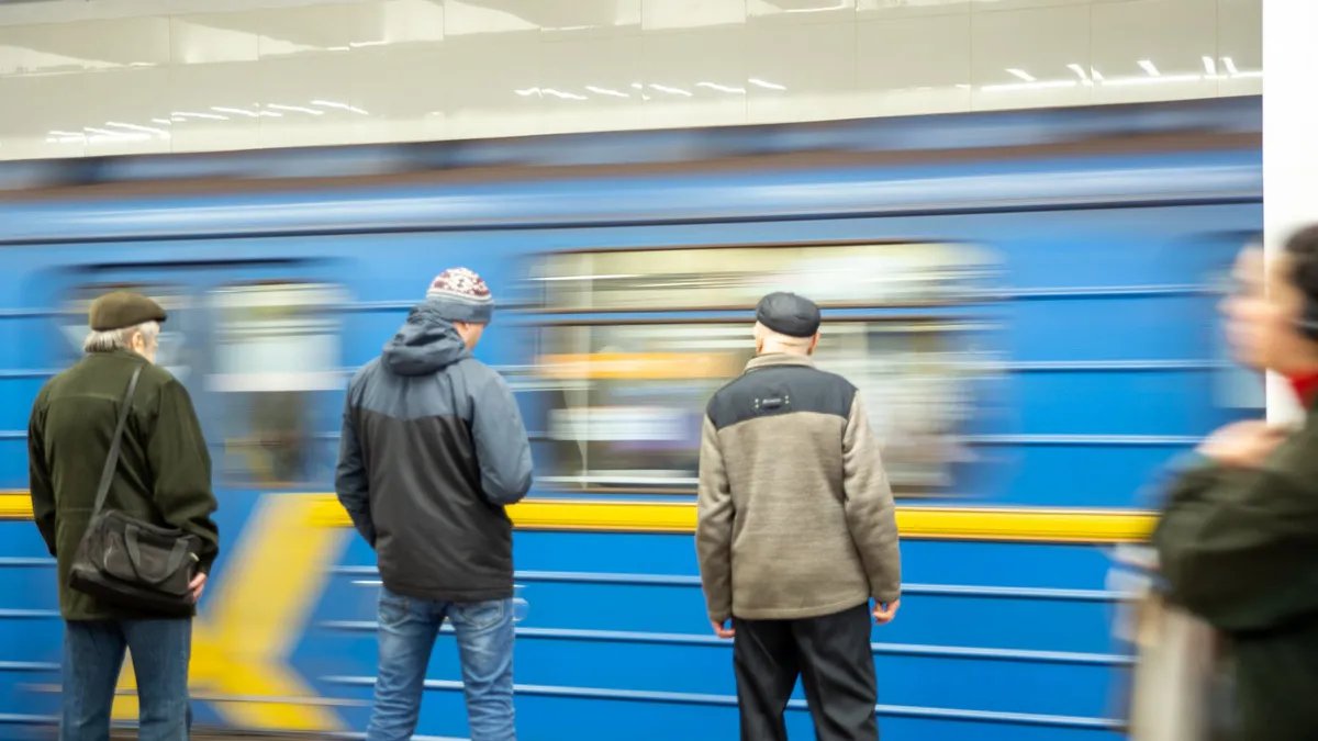 В работе метро в Киеве произошёл сбой