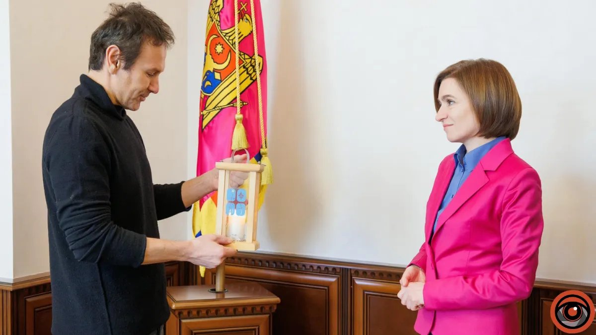 Херсон-Кишинев: Святослав Вакарчук привез президенту Молдовы подарок от защитников Херсона