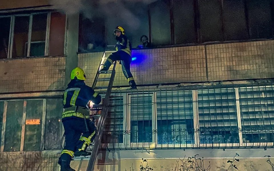 За новорічну добу рятувальники ліквідували 155 пожеж, є загиблі