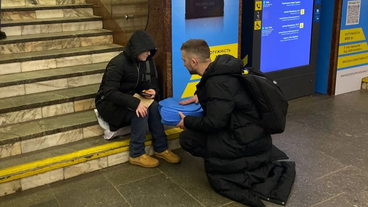 На станціях Київського метро з’явились килимки для сидіння під час тривог: як отримати