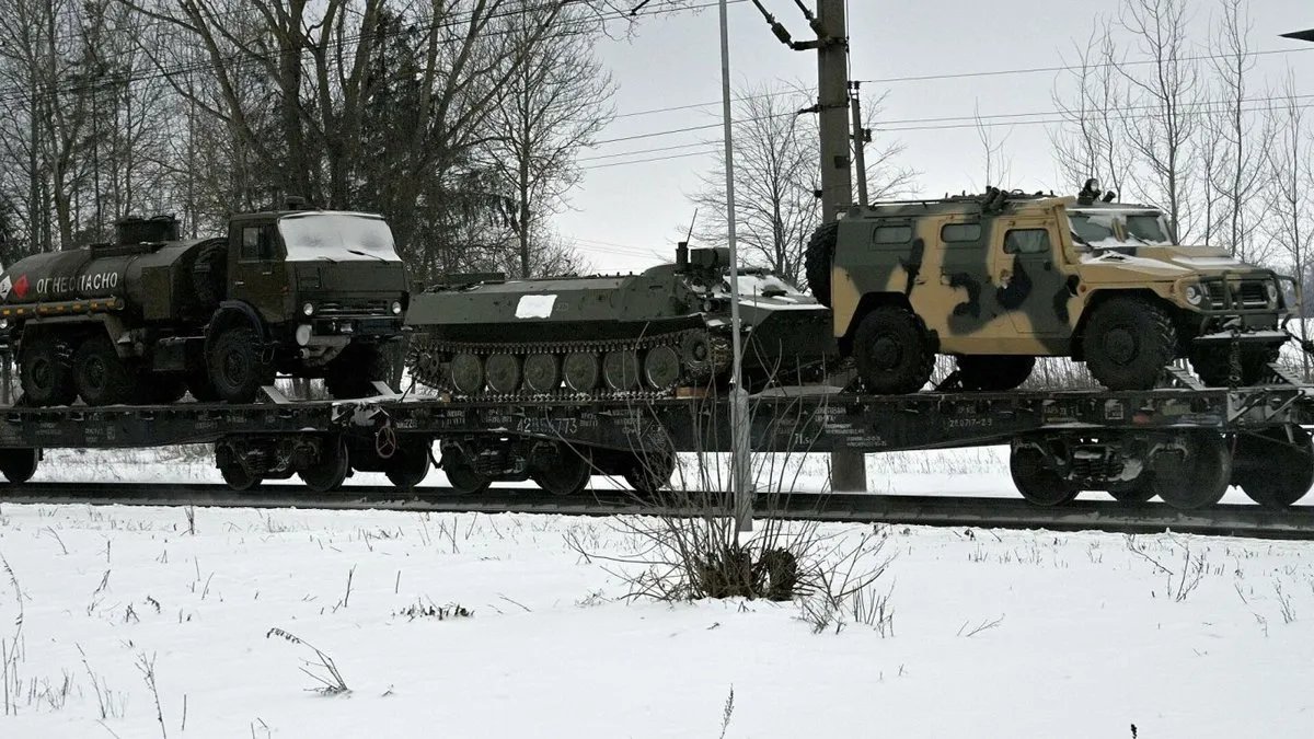Росія перекидає до білорусі техніку та зброю, зняту з довготривалого зберігання: зведення Генштабу