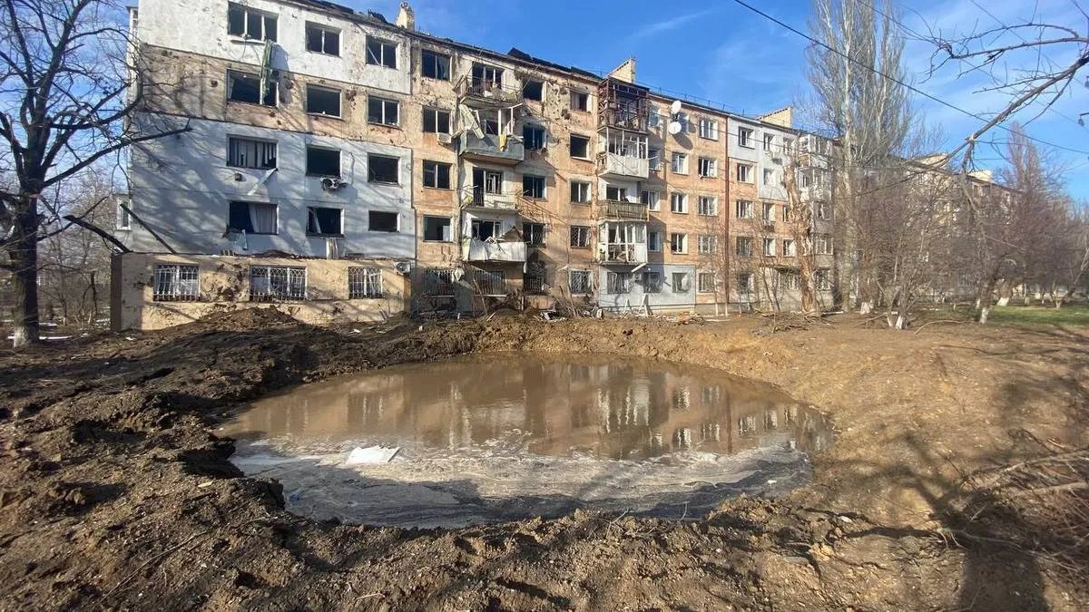 Окупанти вдарили по Херсону, ворожий снаряд впав біля багатоповерхівки: є поранений