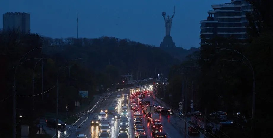У YASNO пояснили чому у Києві почали відключати електроенергію вночі