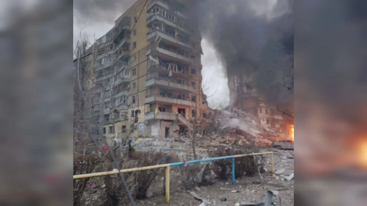 У Дніпрі російська ракета влучила у житловий будинок: під завалами люди