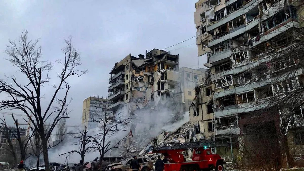 У зруйнованому будинку в Дніпрі є поранені, серед них - діти: нові деталі та фото