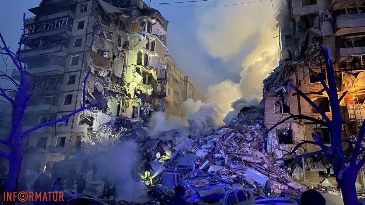 Удар по будинку у Дніпрі: працівники продовжують розбирати завали, без житла залишились понад тисячі людей