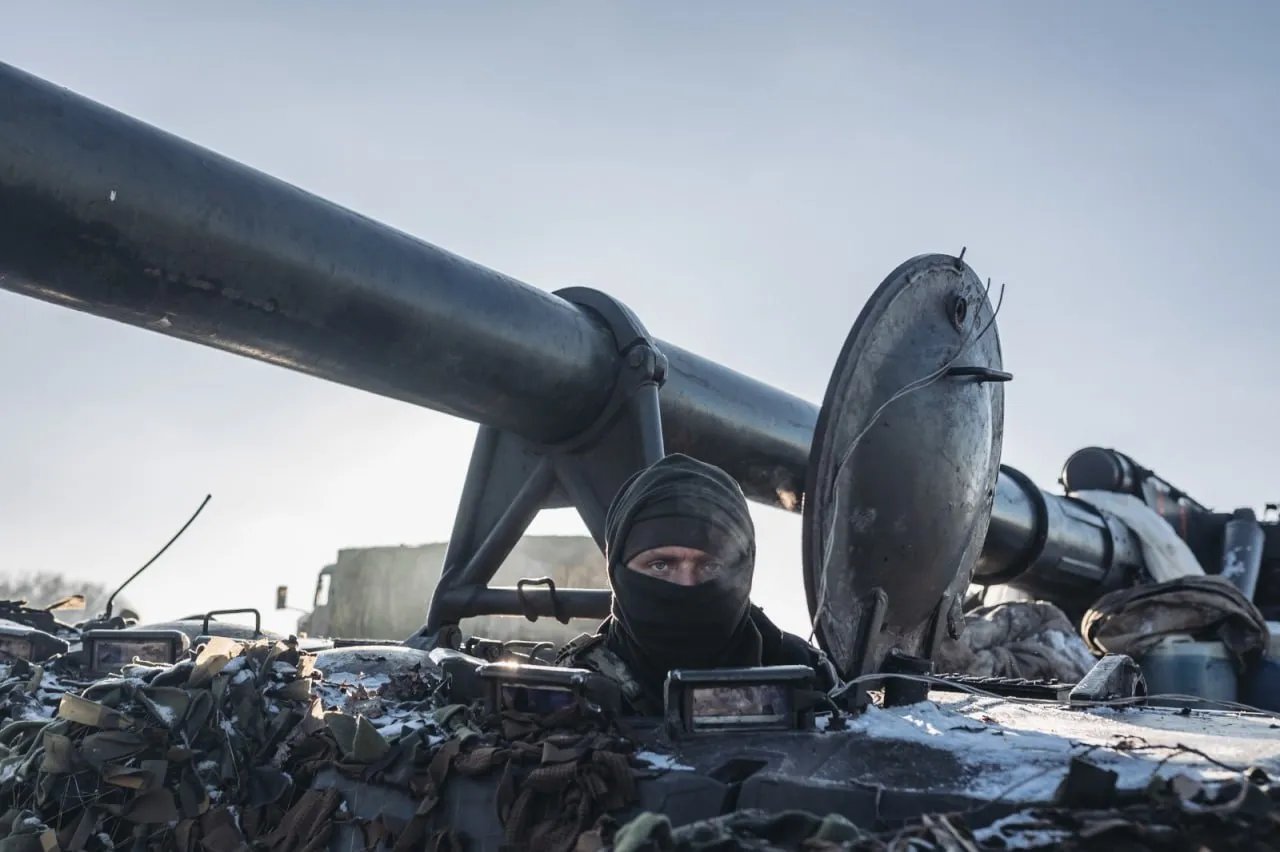 Какая страна тайно поставляла Украине горючее и боеприпасы?