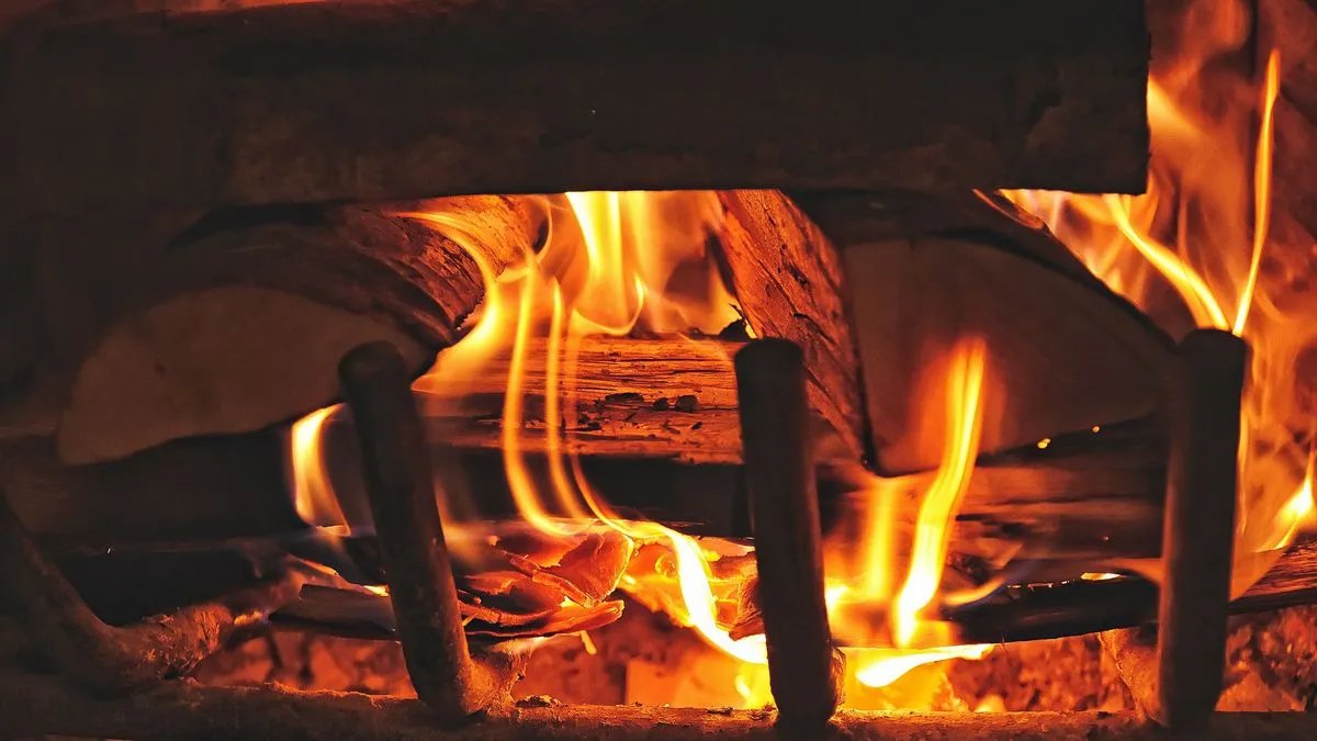Как правильно разложить дрова в камине, чтобы они дольше горели