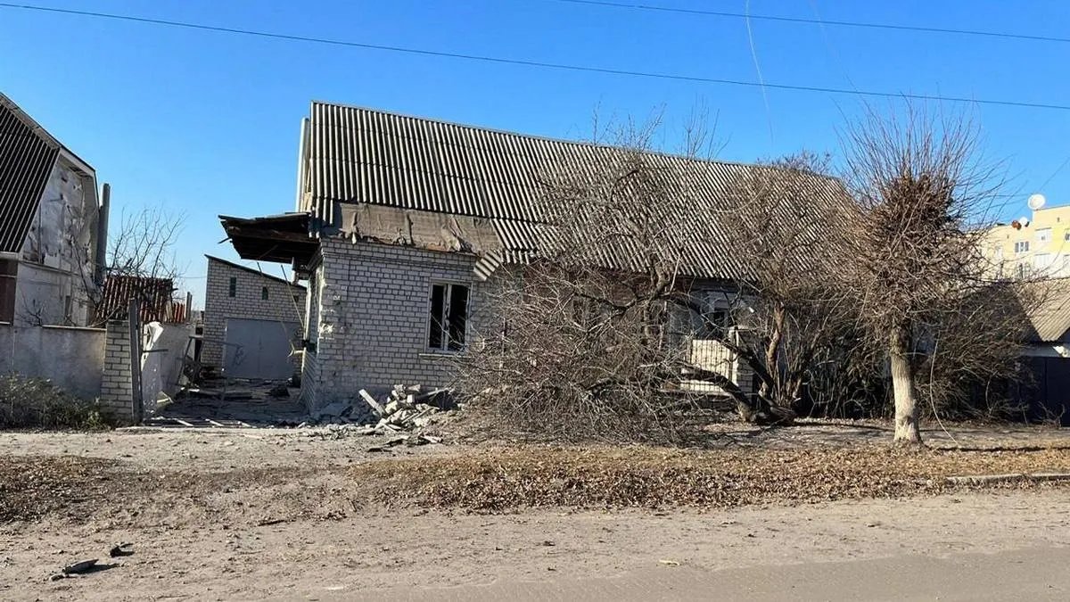 Окупанти ударили ракетою по селищу на Харківщині: двоє загиблих