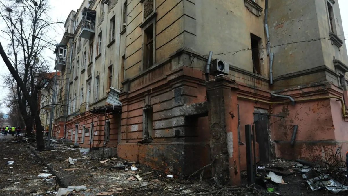Россияне обстреливают Харьков: по городу выпустили 10 ракет, есть попадание в центр