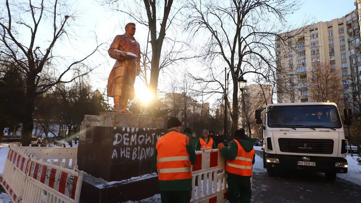 Мінкульт дозволив знести пам'ятники Чкалову та Ватутіну в Києві: першого вже демонтують