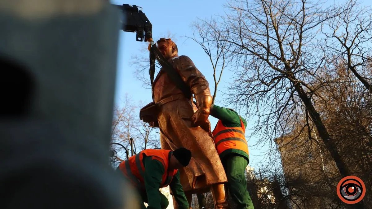 В Киеве демонтировали памятник Чкалову