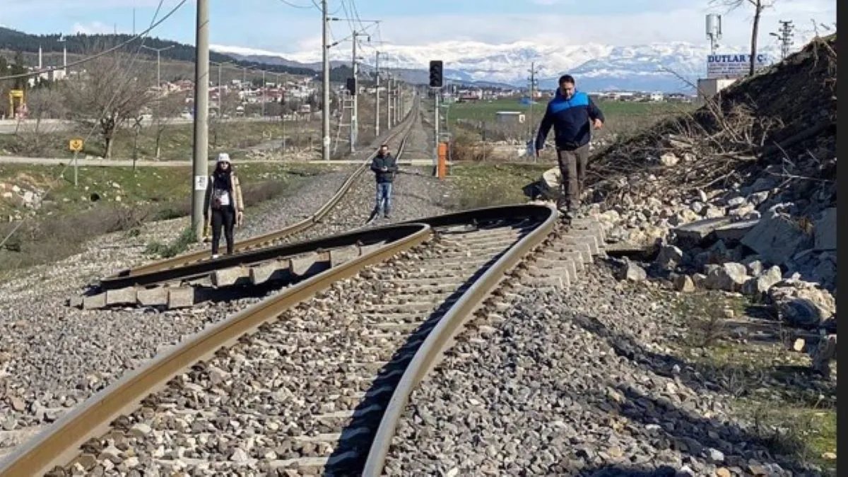Турция «сдвинулась» на три-пять метров: в сети появились новые фото последствий землетрясения