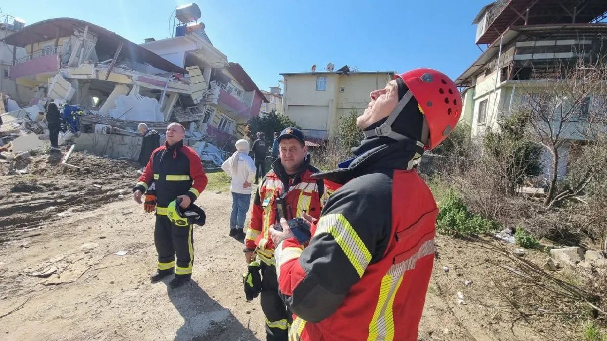 Украинские спасатели разбирают завалы в Турции. Число погибших превысило 17 тыс