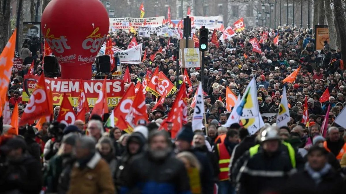 Во Франции проходят многотысячные протесты из-за пенсионной реформы правительства