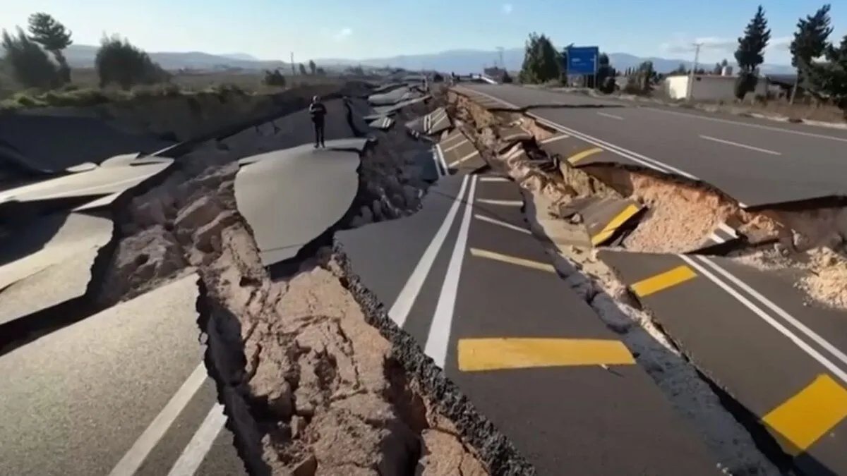 Появились кадры разлома земли после землетрясения в турецкой провинции Хатай - Видео