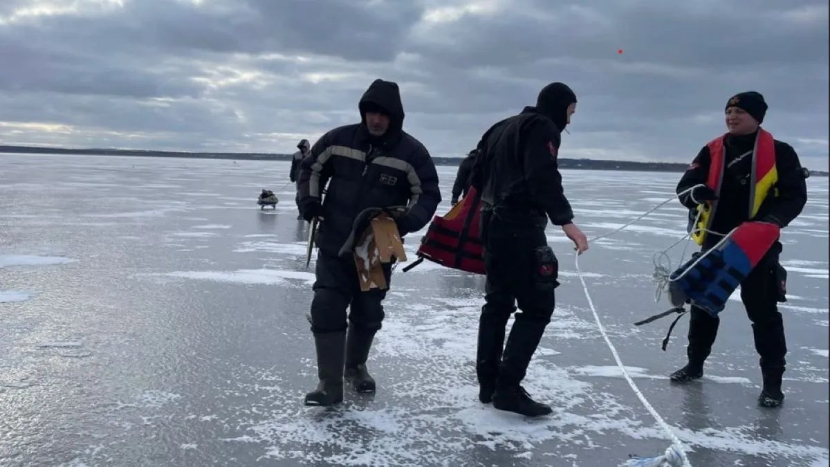 На Днепропетровщине спасли более 40 рыбаков, дрейфующих на двух льдинах - ГСЧС