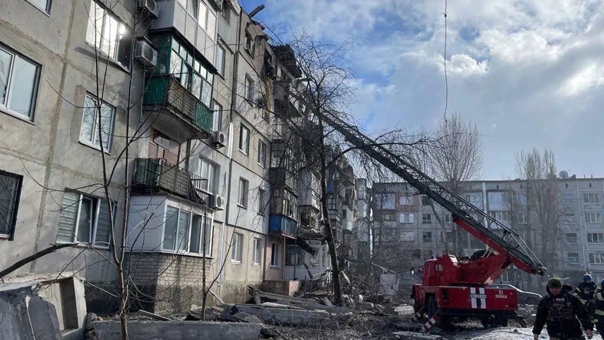 Окупанти вдарили ракетами по багатоповерхівці у Покровську: знищений цілий поверх, є постраждалі