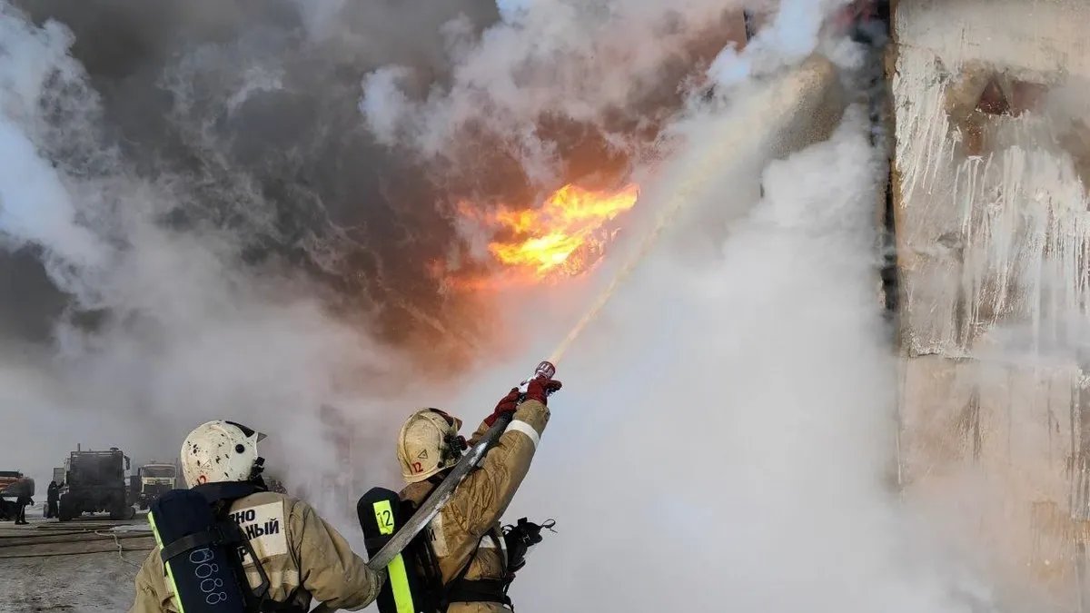 В россии – масштабные пожары. Сгорела грузовая техника в Магадане и «хлопок» на заводе взрывчатки под Самарой