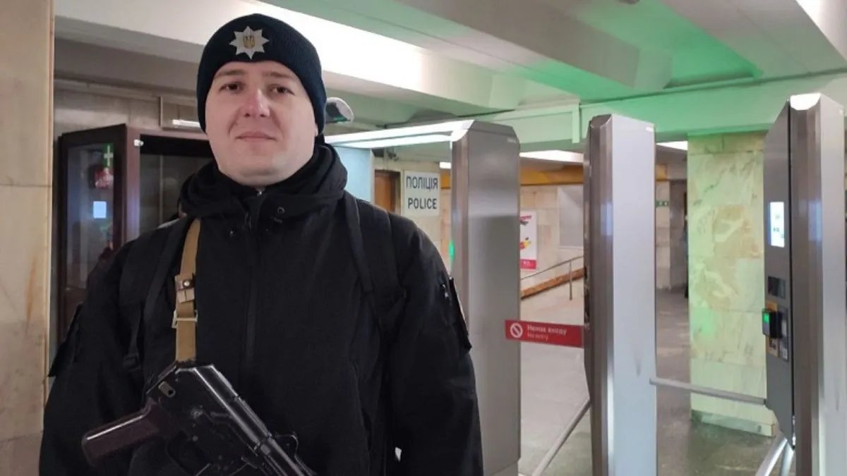 В Киевском метро полицейский спас жизнь пассажиру с помощью дефибриллятора