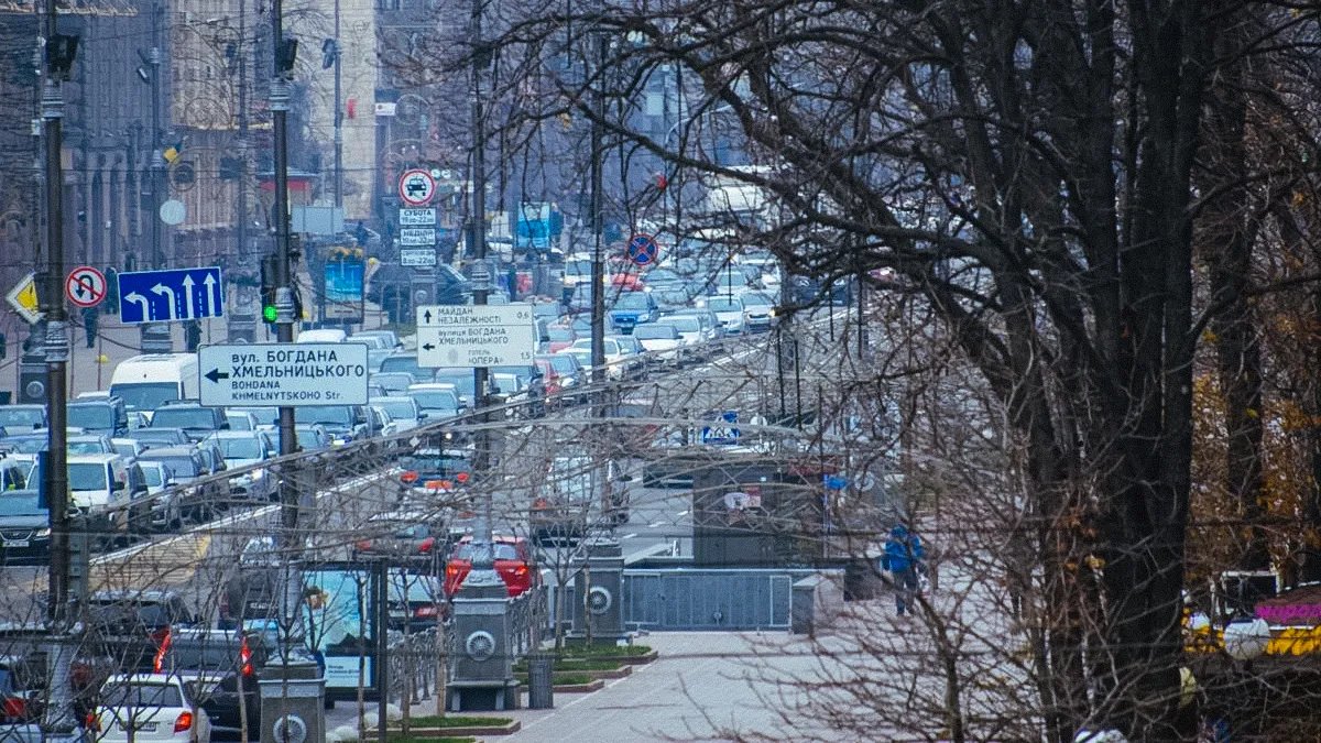 Центр Києва тотально перекрили, у місті величезні пробки: подробиці
