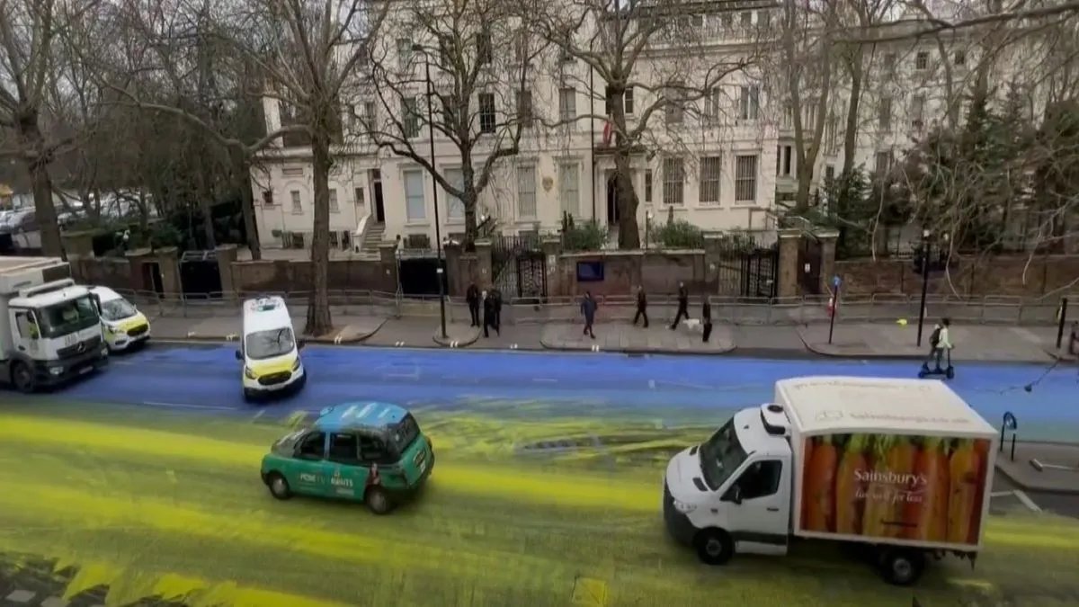 Дорогу перед посольством рф у Лондоні пофарбували в синьо-жовті кольори