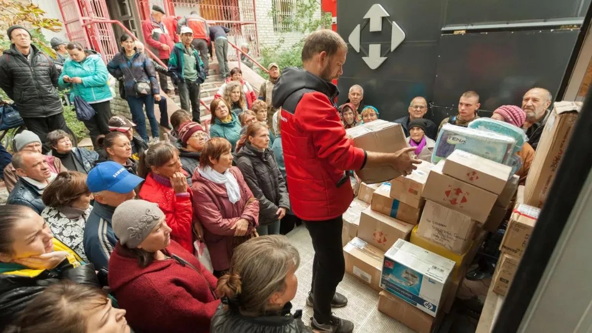 Зачинені аптеки й магазини та черги за хлібом: Нова пошта закликає допомогти Херсону
