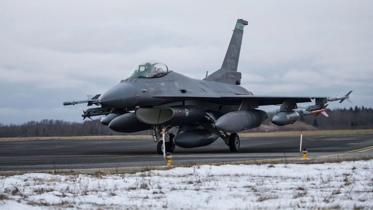 Польща погодилася вчити українських пілотів керувати винищувачами F-16