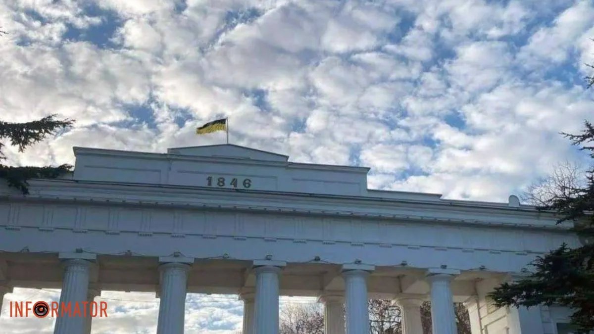Встановили партизани: 24 лютого у Севастополі на Графській пристані замайорів український прапор