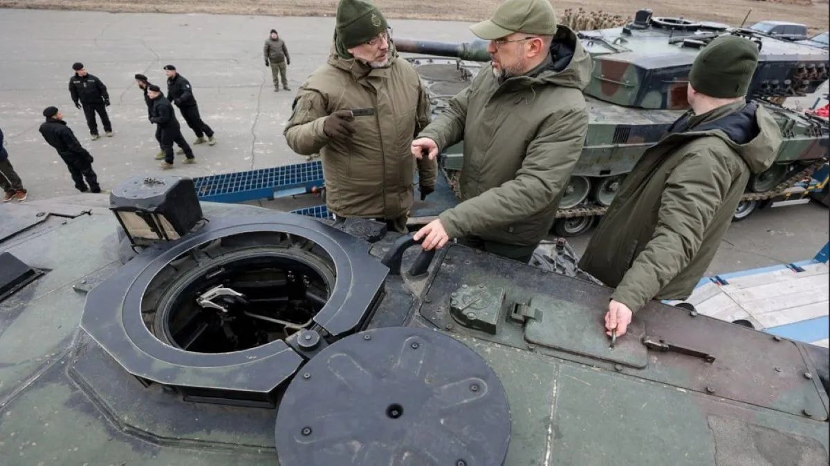 Шмигаль покатався на Leopard 2 у перший день танка в Україні