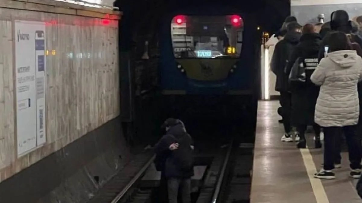 В киевском метро девушка прыгнула на рельсы и пошла навстречу поезду