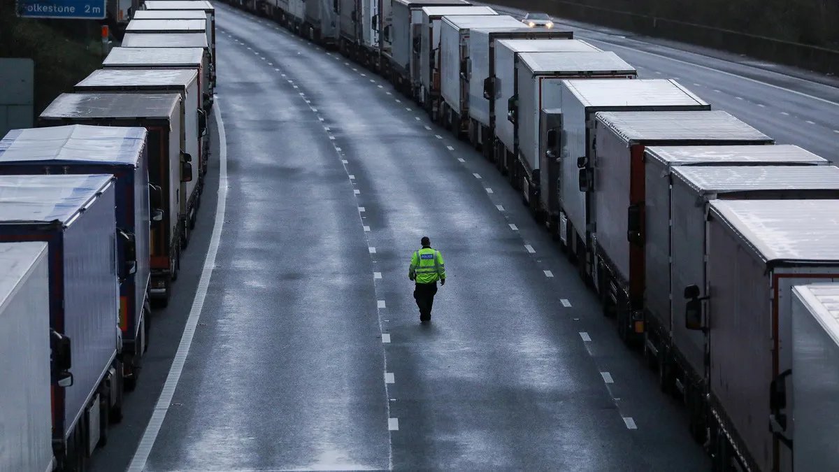Вантажівки стоять в кілометрових чергах на кордонах: чому це відбувається і як подолати проблему