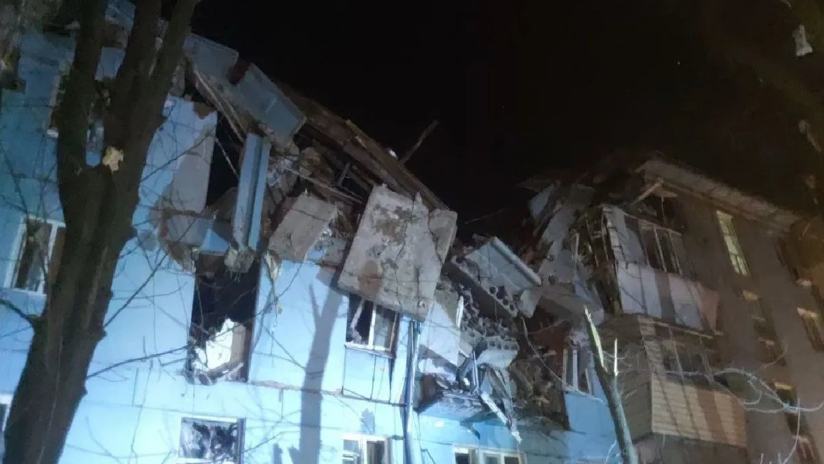 Росіяни вдарили по житловому будинку у Запоріжжі: зруйновано три поверхи
