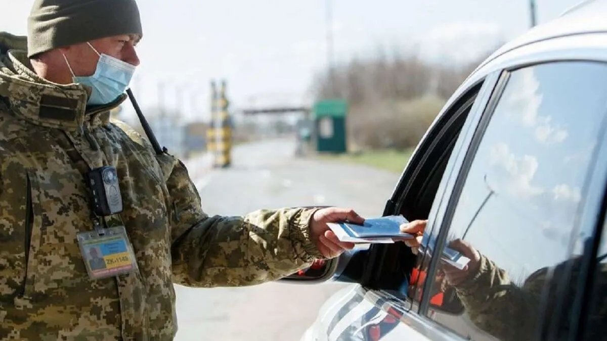 Повестка на улице, передача данных военкомата, уклонение от мобилизации: ответы юристов на самые распространённые вопросы украинцев