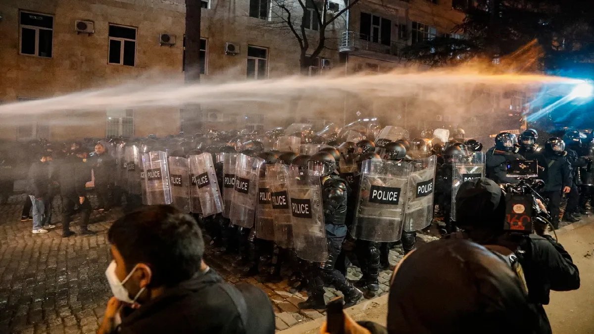 В центре Тбилиси силовики продолжают разгонять протестующих