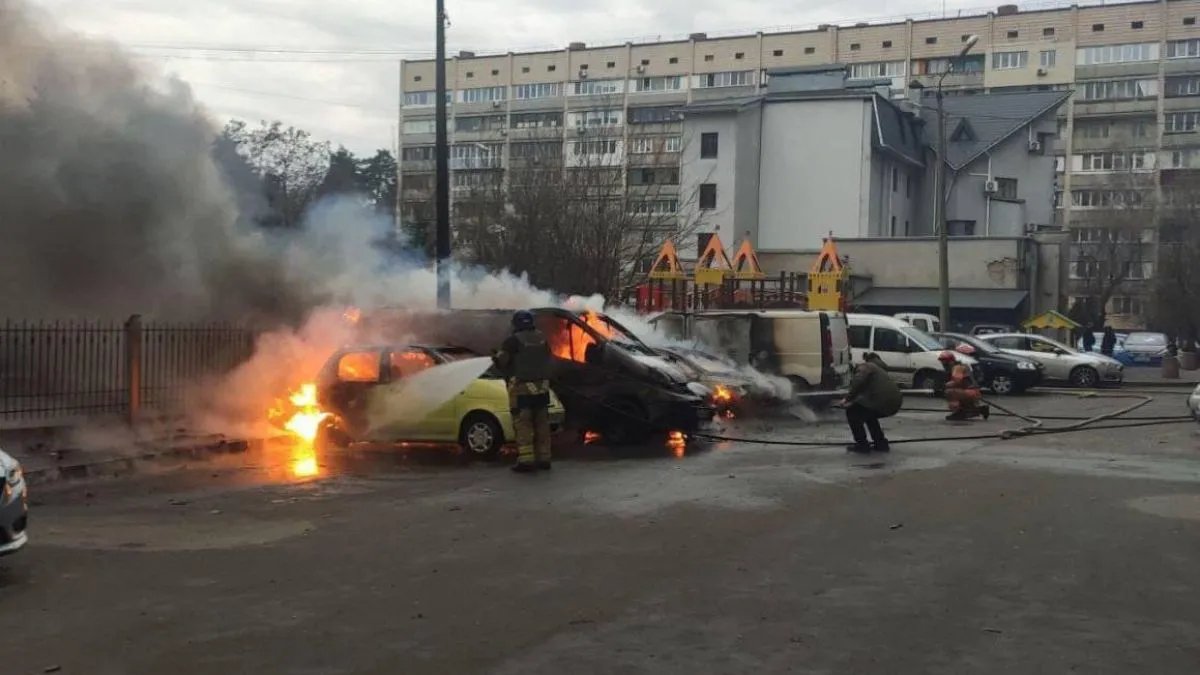 Ракетный удар по Киеву — пострадали люди, 20 автомобилей и несколько домов