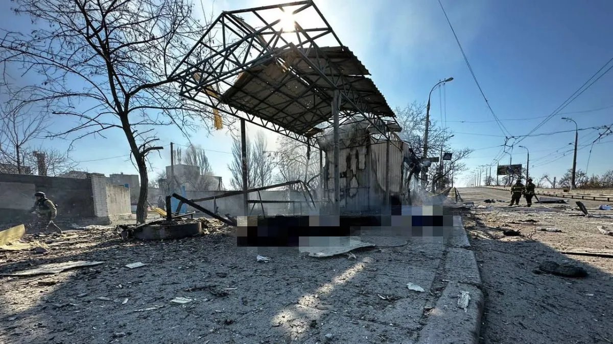 Росіяни вбили цивільних у Херсоні - обстріляли зупинку та магазин