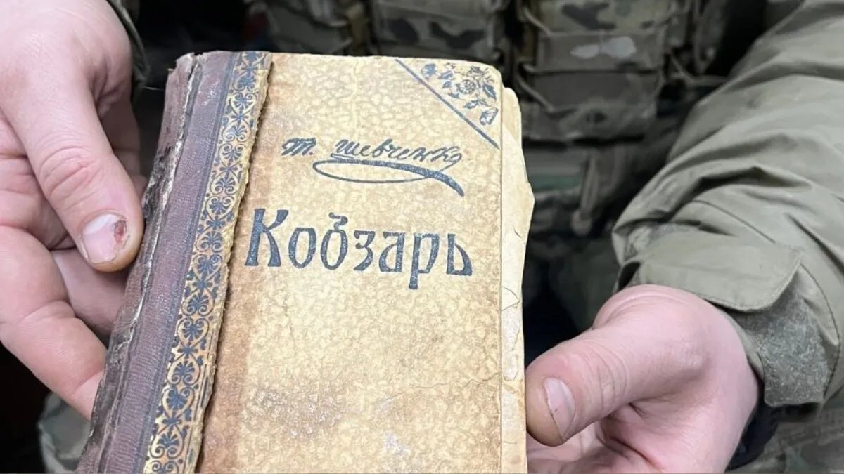 В Бахмуте в День рождения Тараса Шевченко украинские военные обнаружили редкий «Кобзарь»