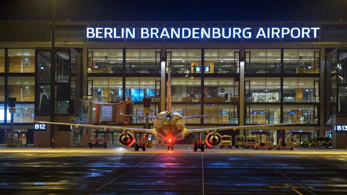 В Германии из-за стачек в аэропортах отменяют сотни рейсов