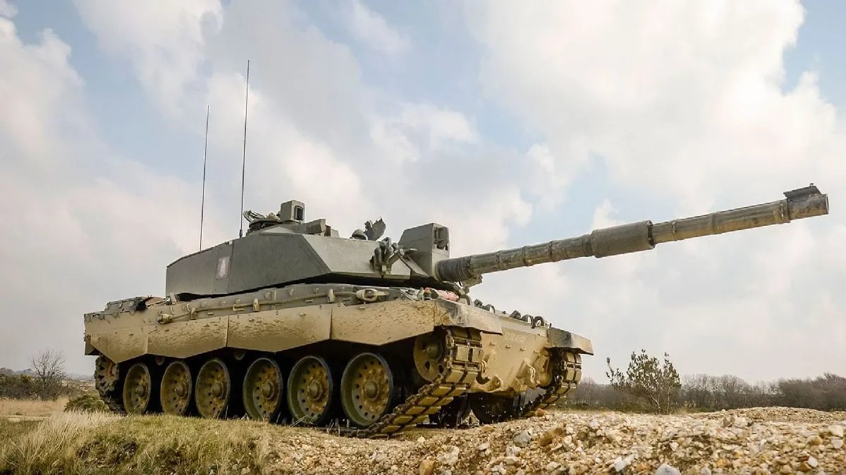 Британські військові показали на що здатні танки Challenger 2, які передадуть Україні